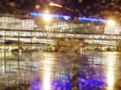 予定より30分ほど遅れで、ノイバイ国際空港に到着!!
出発は早めだったのに遅れたのは、向かい風が強かったんですね。
この時期は仕方ない(代りに帰りは速い!)。
そして、ハノイは冬の雨。
気温は10度ちょっとだから、こごえる程じゃないけど、寒かった。