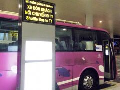 国内線への乗継ぎは、このピンク色の無料シャトルバスで。
T2とT1の建物は約850m離れてます。
運転間隔は不明ですが、帰りに乗った時は、
がら空きの状態でも出発しました。