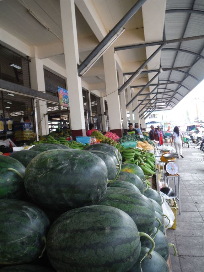 熱いので、タウンにお出かけ<br /><br />タウンの朝市<br /><br />あー、今年もマンゴスチンは、まだ全然出てない模様<br /><br />がっくし・・・