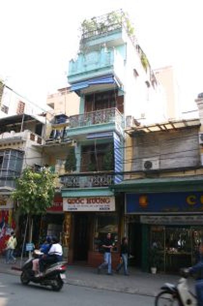 ベトナムへ入るとこのような間口が狭く、奥行きの極端に長い建物が主流となる。