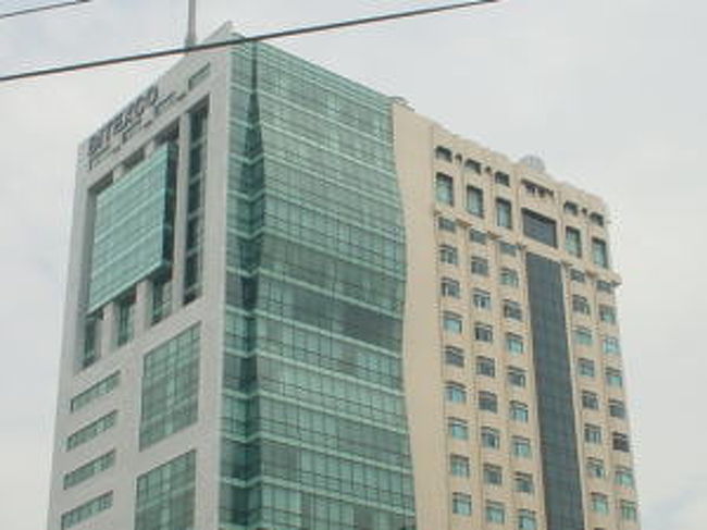 高層ビルも同じように細長い。