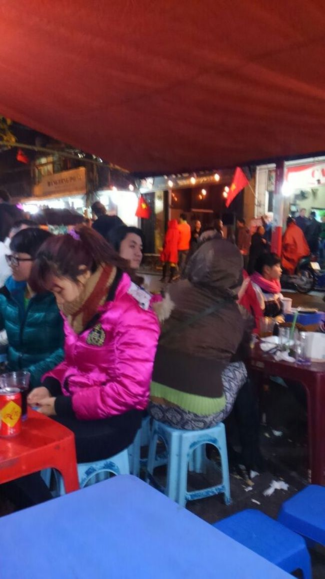 最初にハノイに来た夜は、道路が人で溢れていたが、今晩は雨で、皆、屋根の下で食事している。