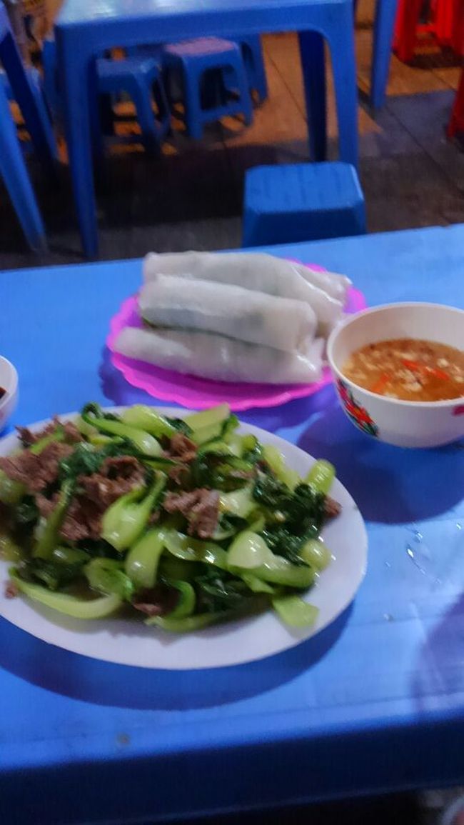 ホテル近くの食堂での夕食。ビールが安いのが助かる。中サイズの生ビールが１杯３０円！