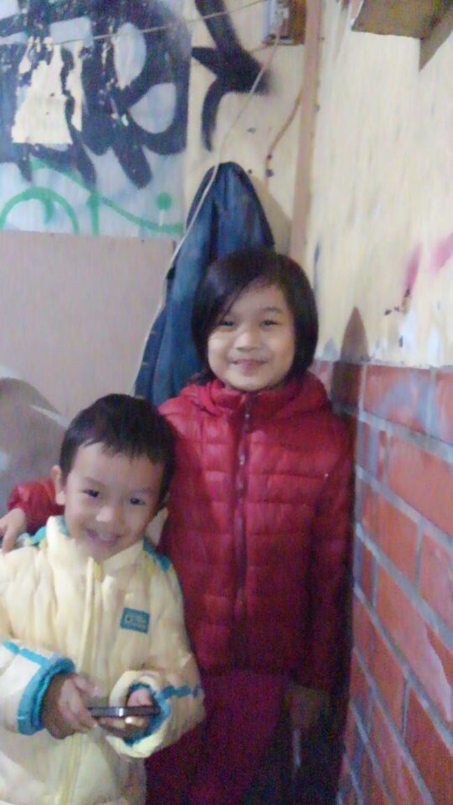 隣りで食べていた父子。子供写真を撮らせてもらう。