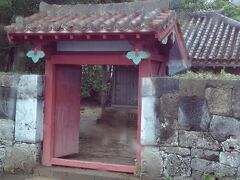 権現堂 (車窓から)

桃林寺と一緒に建てられた権現堂は1771年の大津波により倒壊しましたがその後1786年に再建されました。沖縄最古の木王建築です。