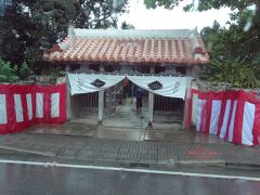 桃林寺 (車窓から)

琉球に侵攻してきた薩摩藩の支配下におかれた石垣島は検地によって寺院がないことを指摘されました。そのため1614年に石垣島最初の寺院として建てられたのが桃林寺です。