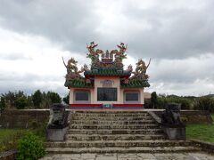 唐人墓

ここは下車して観光です。1852年に中国からアメリカに送られる中国人労働者の乗った船が座礁しその時の犠牲者を祀るために建てられたお墓です。