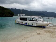 一番期待していた川平湾に到着しました。この頃には雨もすっかりあがったのでグラスボートに乗ってみることにしました。