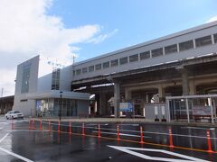 ＜電鉄魚津駅＞
8時48分着。2013年に現在の駅舎となったばかりで、真新しい。