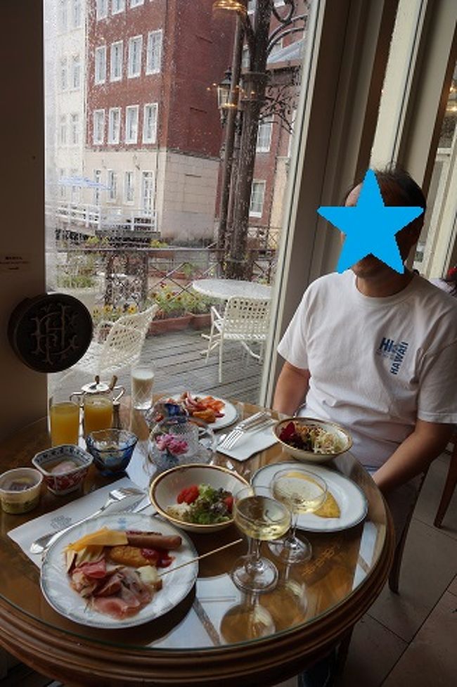 船の発着所の見えるセンターの特等席。<br />なんとここは『朝シャン(朝のシャンパン)』がある。私もためしにいただいてみた❤<br />