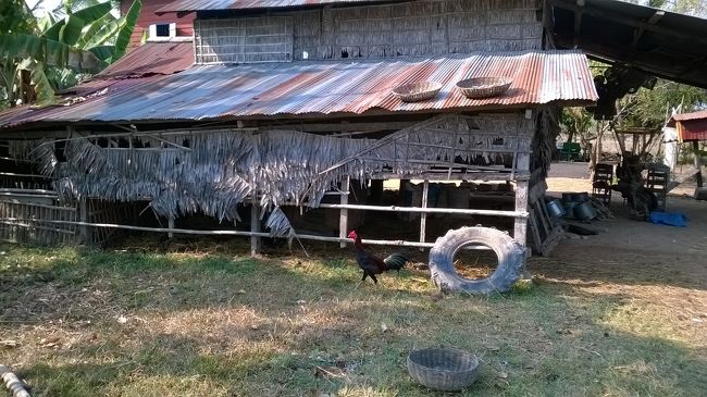 普通の民家の高床式の住まいです｡