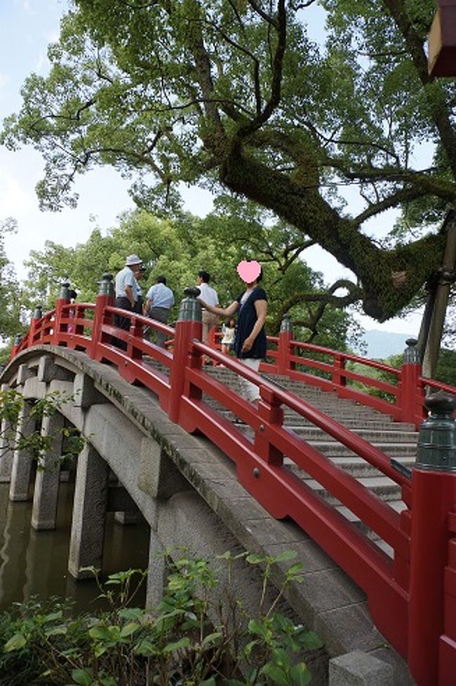 大宰府天満宮は、菅原道真（菅公）が祀られており、想像以上に広く、入口から本殿へ進もうとすると、３つの橋が池にかかっている。その池の名前は「心字池」。<br />この池は「心」という字をかたどっていて、太鼓橋と直橋の３つの橋は仏教思想に言う過去、現在、未来の三世一年の相を現したものである。この池の橋を渡ることによって「三世の邪念を祓う」ともいわれ、参拝者の身を清める橋でもあると言われている。<br />本殿へ歩いていくにしたがって身を清めていく、そんな意味があるのですね。<br />