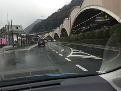 蒲田から小田原へ東海道線で移動して、駅前のレンタカー屋で車をピックアップ。
雨と渋滞の中、のんびり箱根湯本までやって来ました
