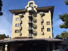 河口湖の湖畔に建つ「富士レークホテル」が今日のお宿
チェックインの時は雨が降っていたのでチェックアウト時に撮った写真をインサートしています。