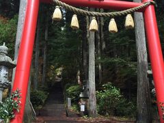 山中湖を望む石割山にある石割神社にやってきました。
漢字の「石」の字の形に割れた大岩を御神体とする神社で、開運・厄除・追儺・長寿息災のご利益があります。