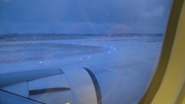 羽田に引き返すことなく、無事小松空港に到着しました。<br />一面の雪景色に少し驚きながらも一安心です♪