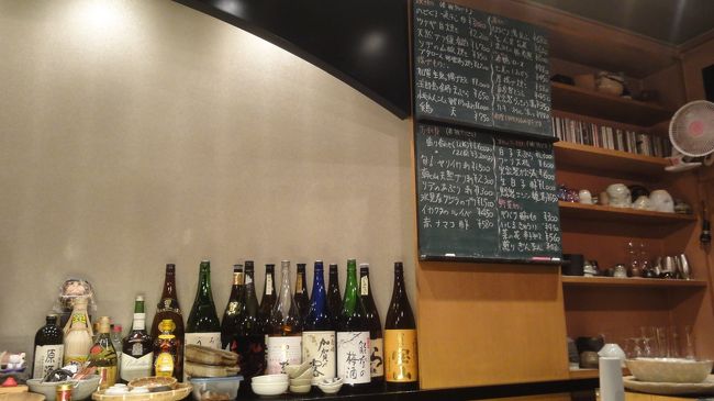 明るい店内。観光客が多いのかと思いきや、地元の人にも人気のようです。<br />地元人らしき男性2人組、3人組のグループでカウンターが占められています。<br />予約しといてよかった！