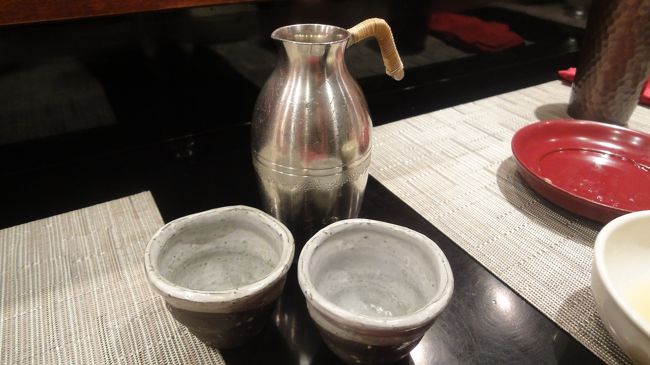 生ビール小を飲み干して…早々に「ぬる燗」をオーダー