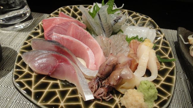 お刺身盛り合わせ。1.5人前。<br />鯖、鰤、蛍烏賊、平目、鯛、さより。地物が盛り沢山です。<br />どれも新鮮で美味！特に鰤は個人的に歴代No.1