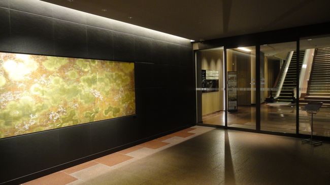 チェックインの手続きで、何やらもめてます。<br />どうやら喫煙で予約したのに禁煙になっていたようです。cobちゃんは一切妥協する気がなさそうでしたが、担当してくれた方は、とても親切な対応でした。流石！