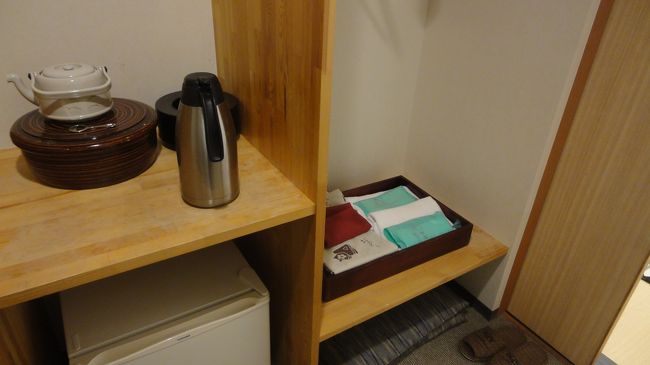 ドアを開けるとすぐに冷蔵庫とクローゼットがあります。