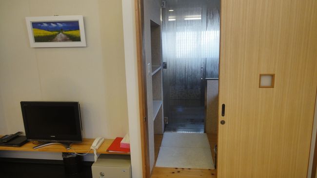 このドアから洗面所とお風呂に出られます。