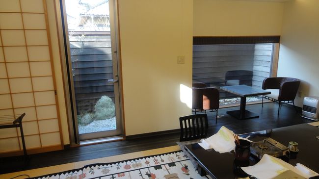 ブラインドや障子を開けるととても明るいです。