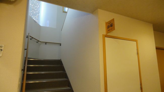 この階段を上がって