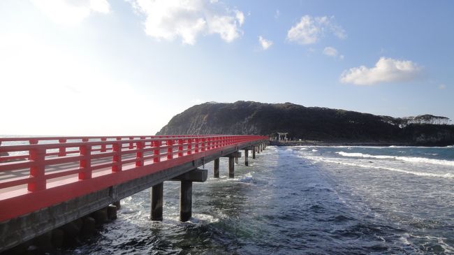 赤い橋が印象的ですが、どうやらパワースポットらしく、おっかながり屋の私たちは、橋を渡らず退散します。