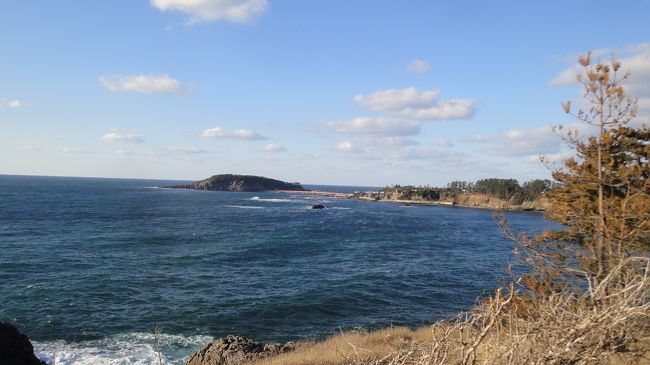 振り返ると雄島と赤い橋が小さく見えます。