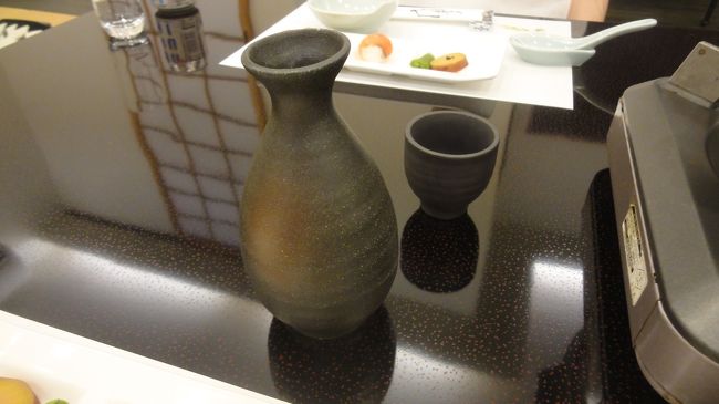 で、すぐに日本酒をぬる燗で。