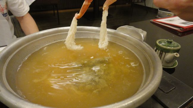 蟹みそが浮き上がるまでの間、蟹脚をしゃぶしゃぶでいただきます。