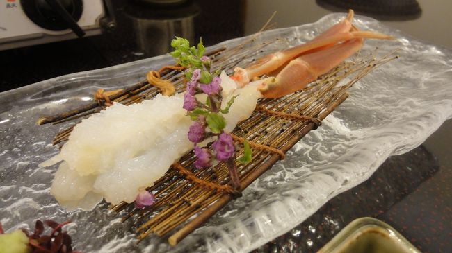 続いて蟹脚のお刺身です。<br />蟹のお刺身はあまり好みではないcobちゃんも喜んで食べてました。1本はしゃぶしゃぶしてましたが｡｡｡