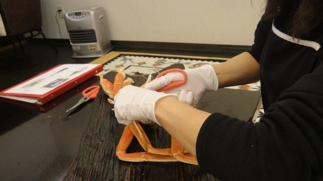 鍋の給仕もそうでしたが、蟹も宿のお姉さんが手際よくさばいてくれます。