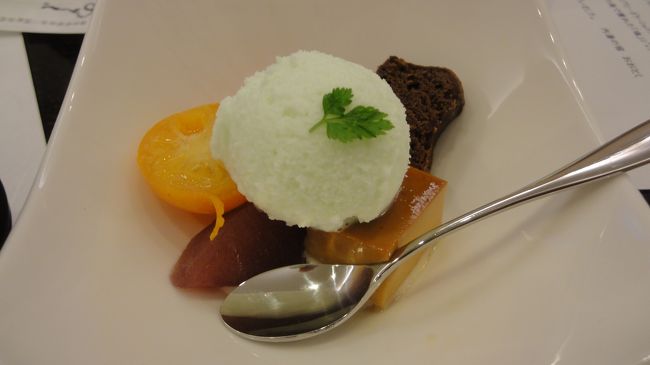 デザートは「塩ジェラート」「プリン」「ガトーショコラ」「林檎のコンポート」と本格的！<br />あ〜美味しかった♪蟹は勿論満喫しましたが、その他の料理も予想以上に美味しかったです。<br />大満足の夕食でした♪