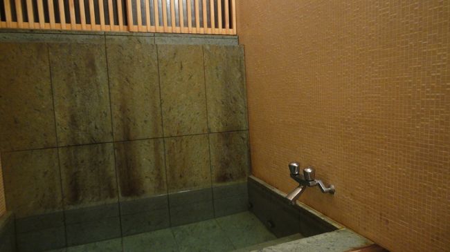 温泉は上からあふれ出てくる仕様になっていました。珍しい造りです。<br />上から注ぎ込まれるのは、源泉のようでした。<br />源泉の温度は低く、浴槽に注ぎ込まれた後、加熱循環しているようです。<br />