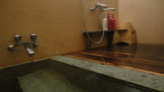 ボディソープ・シャンプー・リンス(資生堂の椿)が備え付けられています。