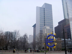 ベルリンフィルの生中継まで少しフランクフルトの街を散歩しました。
欧州中央銀行前のユーロマーク。
帰国直後にユーロが急下落するなんてこの時は予想だにしなかった・・・。