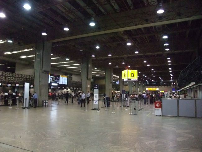 ＧＲＵには早朝に到着。<br />この後は国内線でＩＧＵへ行きます。先にチャックインして空港内を散策。<br />両替もしましたがレートは悪くなかったですが、手数料が高い！<br />この後はすべてキャッシングにしました。<br />両替は最小限で大丈夫です。