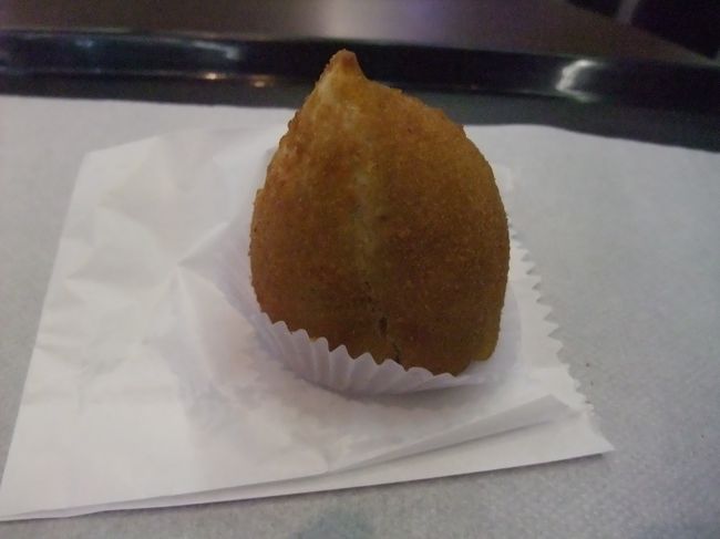 空港のスタンドで初ブラジル料理。<br />コシーニャ、おいしかったです。<br /><br />さぁ、いよいよイグアスへ行きます！