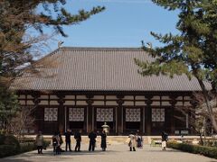 唐招提寺　金堂

南都六宗の一つである律宗の総本山です。
南大門をくぐった正面にその荘厳な姿を見せる金堂は、８世紀後半の創建時の姿を残す代表的な建築物です。

