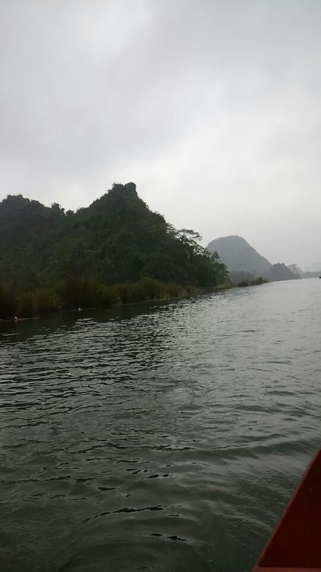 手漕ぎの小舟に揺られ省時間もすると、船着き場が前方に見えてくる。