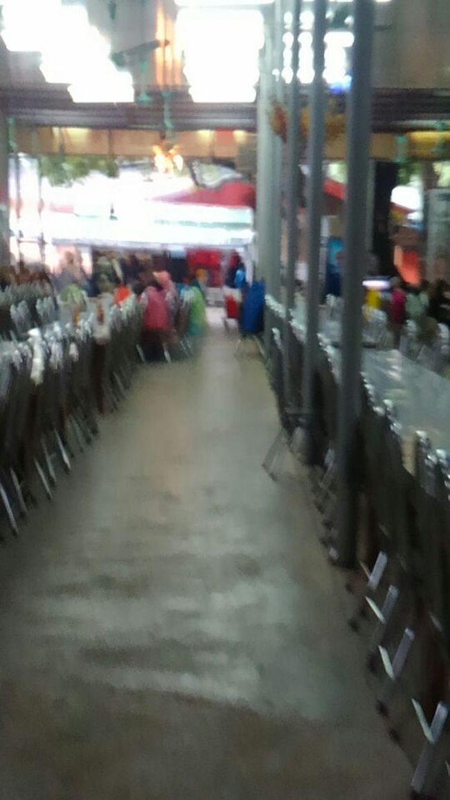 ハノイからやって来る参詣客、観光客は、皆ここで昼食を摂るようだ。