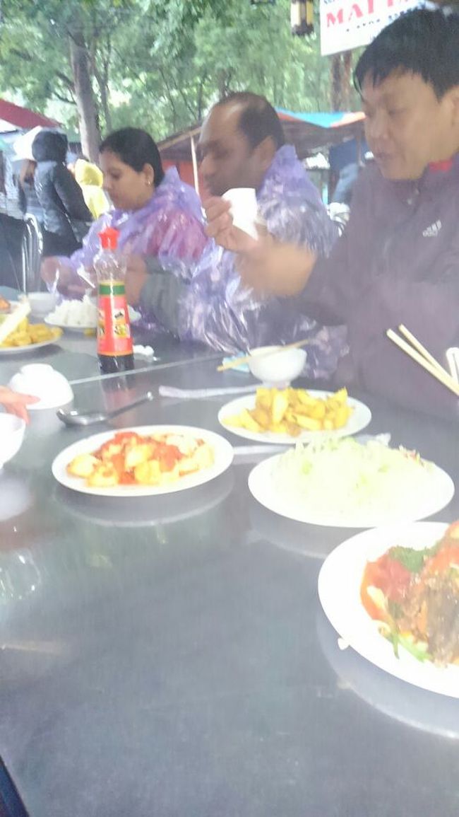 ツアーメンバーとの合同の昼食会。