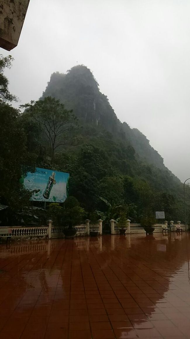 あの、高い山の山頂に洞窟寺院がある。