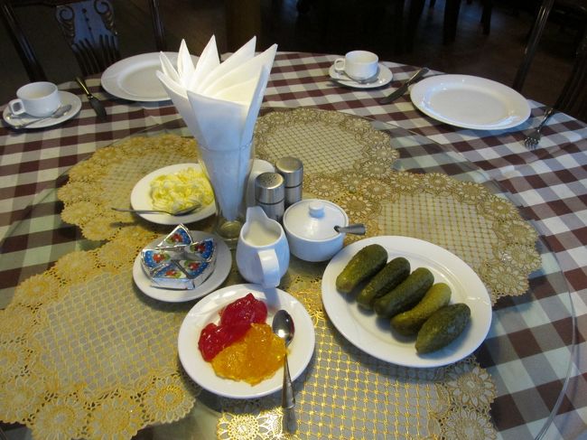 朝6時半からサンデッキの上での太極拳は雨のため中止・・・。<br /><br /><br />仕方がないので部屋に戻り、朝食までゴロゴロする。<br />スケジュール表には｢Light Breakfast-cakes,tea and coffee｣と書いてありましたが、しっかり朝食出ました。