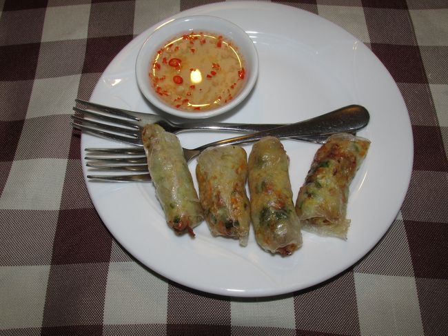 朝食をいっぱい食べた後での油もの。<br />おなかいっぱいなんですけど。<br />でも、この春巻きが1番美味しかった！