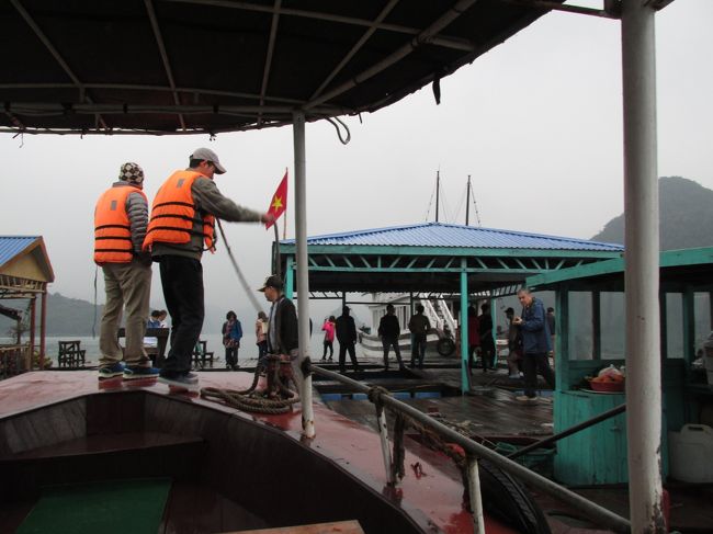 今日も雨が降ってます。<br /><br />小舟に乗って、Fishing villageへ向かいます。