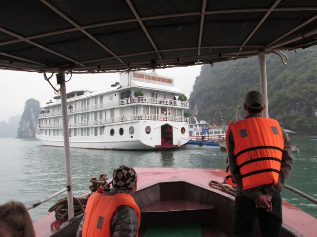 またまたエモーション号へ戻ります。<br /><br />雨は降り続いてます。