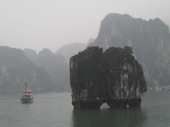 これが有名な香炉島<br />お札にも印刷されてます<br /><br />小さな船だと、岩の隙間を通れるらしい。<br /><br />墨絵の景色もいいけど、キラキラ海面が光る景色も見たかったなあ。